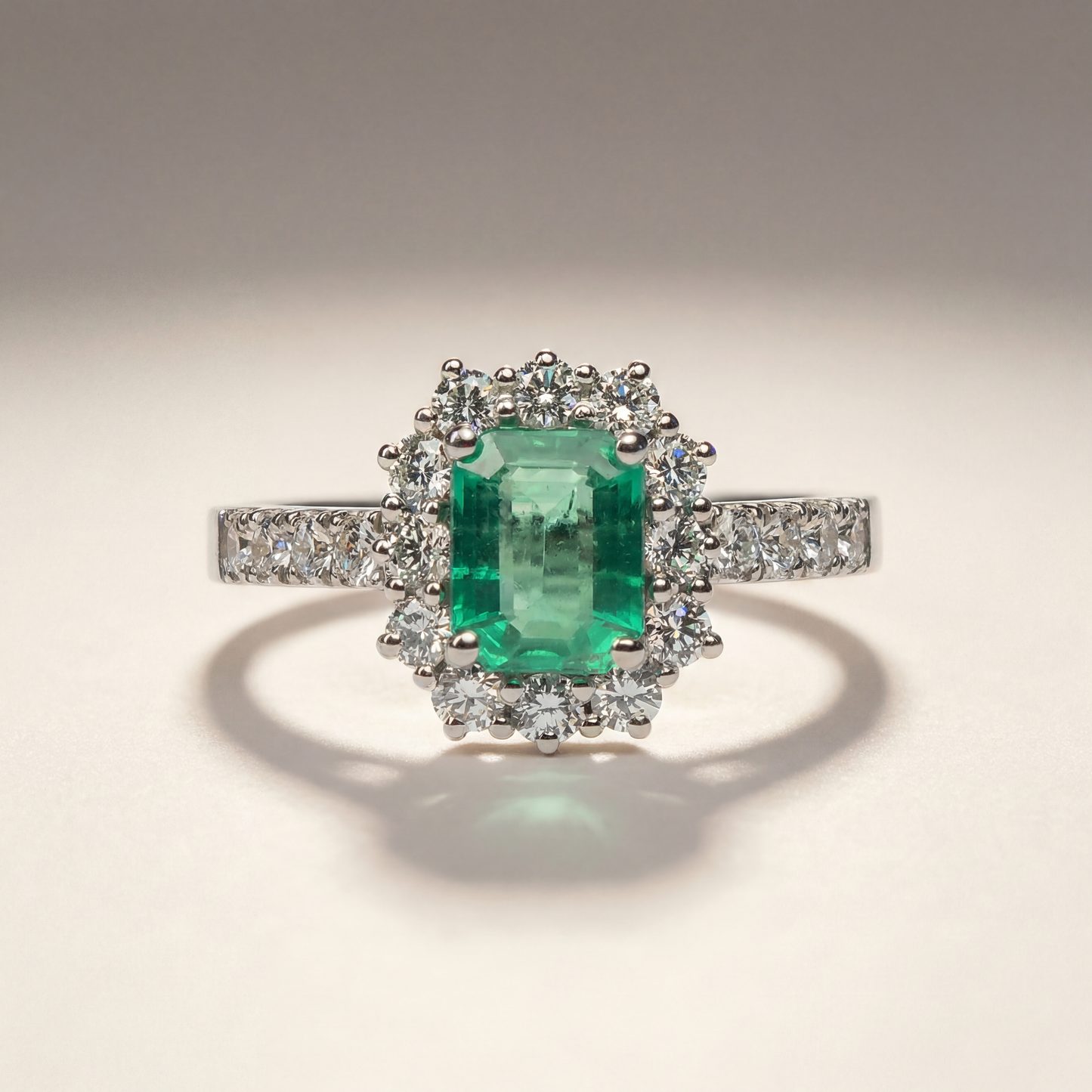 Anello con Smeraldo Zambia e Diamanti in Oro Bianco 18kt