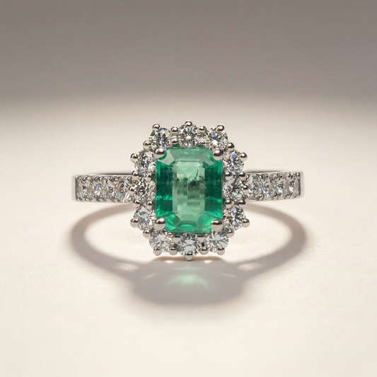 Anello con Smeraldo Zambia e Diamanti in Oro Bianco 18kt