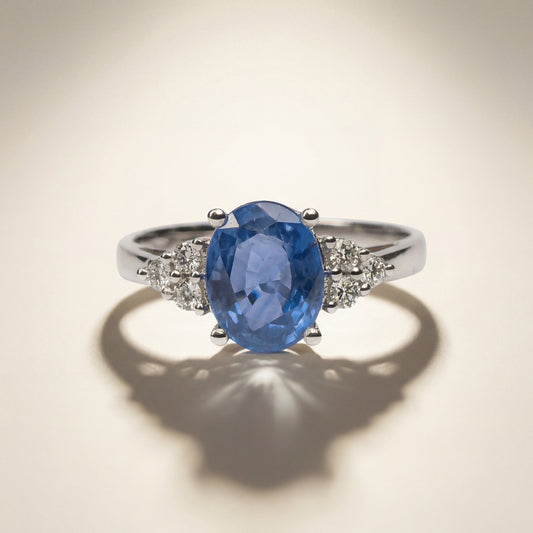 Anello con Zaffiro Naturale e Diamanti in Oro Bianco 18 kt