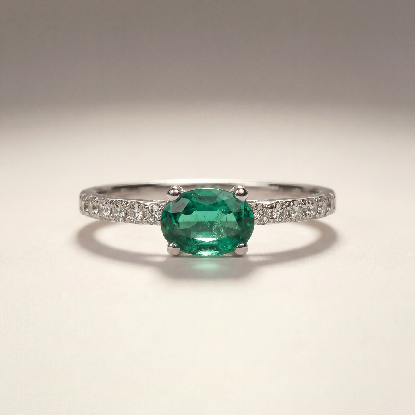 Anello con Smeraldo Naturale 0,30 ct e Diamanti 0,12 ct in Oro Bianco 18 kt