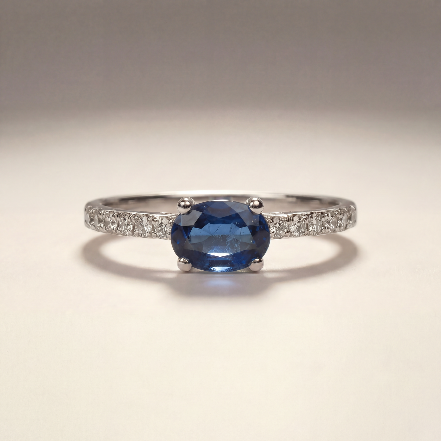 Anello Solitario con Zaffiro Ovale 0,45 ct e Diamanti 0,12 ct in Oro Bianco 18 kt