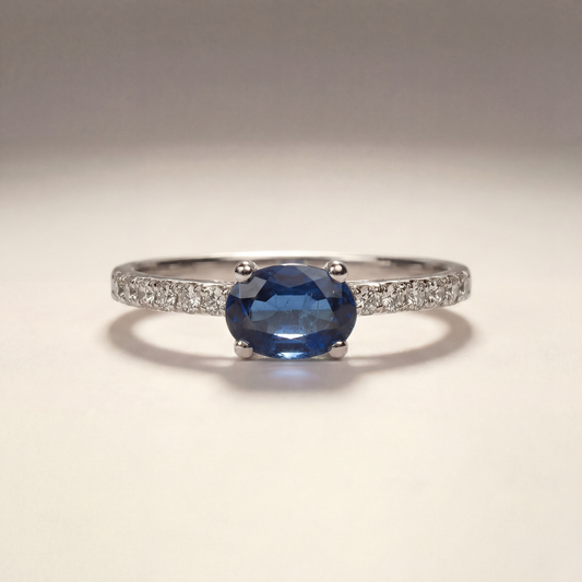 Anello Solitario con Zaffiro Ovale 0,45 ct e Diamanti 0,12 ct in Oro Bianco 18 kt